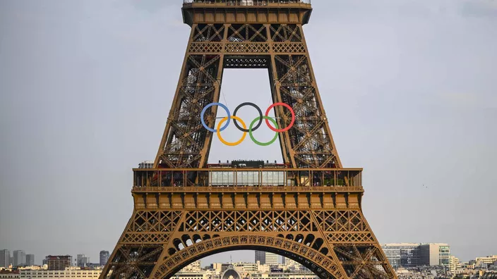 Will the Olympic rings remain on the Eiffel Tower?